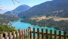 Côte rouge et belvédère sur le lac