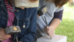 Atelier pour groupes enfants et adolescents : sculpture sur pierre à Crémieu