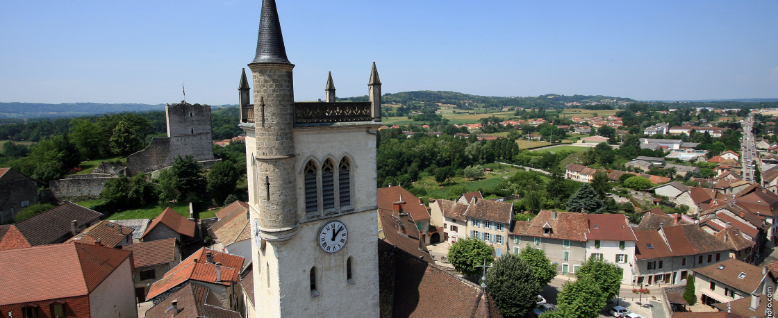 Vue arienne du clocher emblmatique de Morestel - Balcons du Dauphin