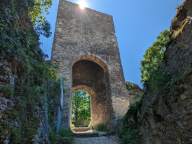 Porte d'accs colline Saint-Hippolyte - Crmieu, cit mdivale - Balcons du Dauphin - Nord-Isre -  moins d'une heure de Lyon