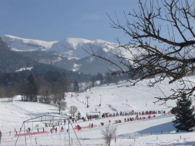 Vue sur le village de Ribambel  200 mtres du gte, dpart du domaine de ski alpin