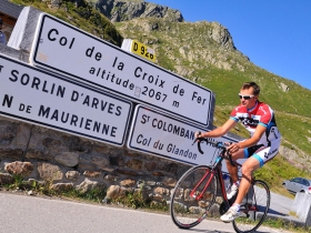 Arrive au col de la Croix de Fer