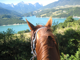 Pause contemplative devant les lacs matheysins