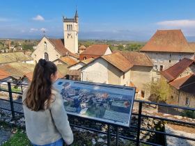 Vue sur l'glise depuis le pied de la tour mdivale - Morestel - Balcons du Dauphin