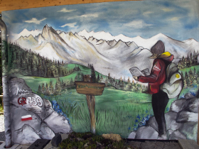 Photo de peinture sur la faade de la maison de l'environnement de Chamrousse