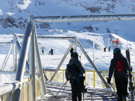 Arrive au Dme des Rousses avec le TPH2. Dpart de piste de ski