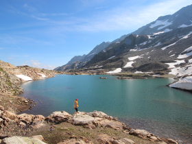 Randonneur au bord du Lac du Milieu  2800 m d'altitude.