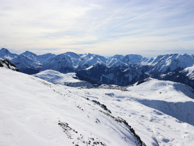 Vue sur l'Alpe d'Huez, paysage enneig du Dme des Rousses