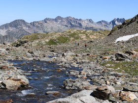 Randonneurs et sentier sous le glacier de la Barbarate