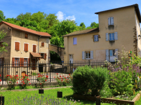 Vue sur un quartier de Saint-Chef depuis le jardin mdival