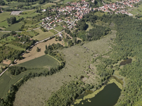 Vue arienne sur Hire-sur-Amby, le Rhne et le lac d'Hires - Balcons du Dauphin