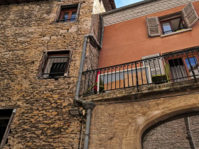 la faade du gite l'Escapade  Crmieu - Balcons du Dauphin